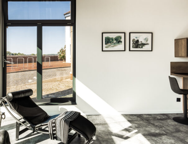 Ausblick auf die Elbpromenade aus dem Wohnbereich des barrierefreien ELBE.6 Apartment I.