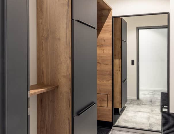 Moderne Garderobe mit Spiegel im Eingangsbereich des barrierefreien ELBE.6 Apartment I
