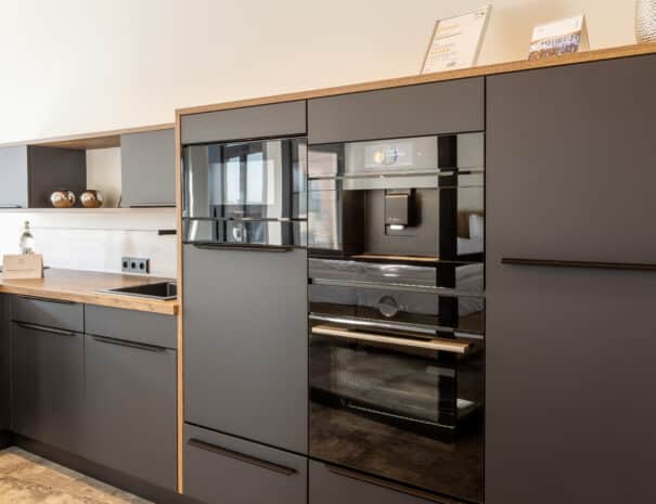 Moderne Designküche mit integrierten Bosch-Geräten im ELBE.6 Apartment I in Wittenberge.