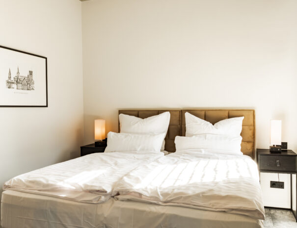 Traumhaftes Schlafzimmer mit Boxbett und 2 Nachttischen mit Beleuchtung des ELBE.6 Apartment I.
