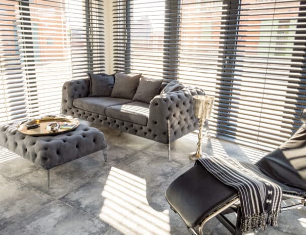 Stilvoll eingerichteter Wohnbereich mit gemütlicher Couch und Relaxliege des ELBE.6 Apartment I.