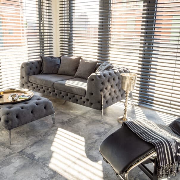 Stilvoll eingerichteter Wohnbereich mit gemütlicher Couch und Relaxliege des ELBE.6 Apartment I.