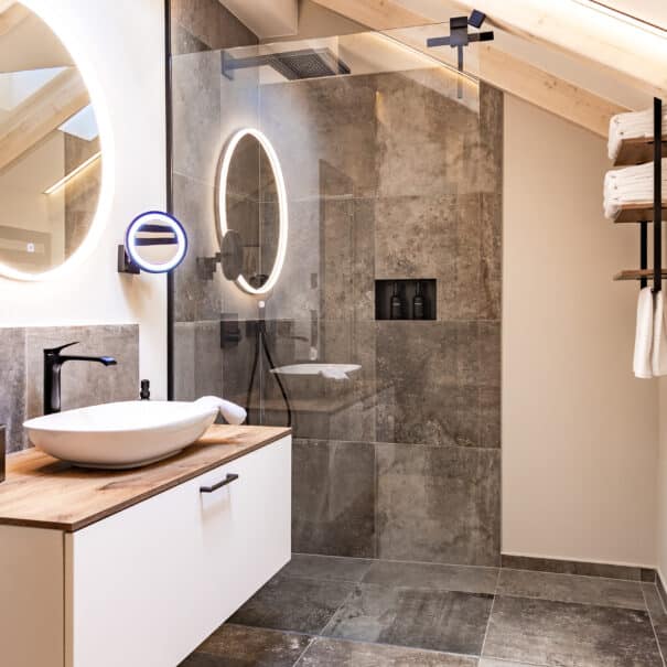 Modernes Badezimmer mit beleuchtetem Spiegel, Walk-in-Dusche im ELBE.6 Apartment II in Wittenberge.