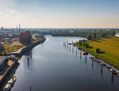 Luftaufnahme mit Panoramablick über die Elbe in Wittenberge mit Brücke, Hafen und Uferlandschaft in der Nähe der ELBE.6 Apartments.