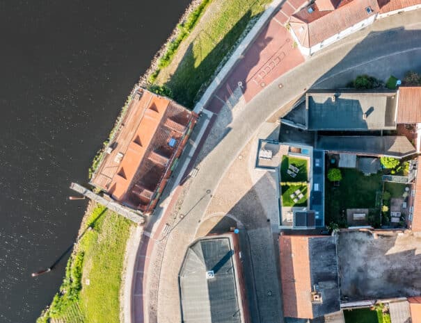 Drohnenaufnahme der ELBE.6 Apartments in Wittenberge mit direkter Lage an der Elbe und Blick auf die historische Altstadt.