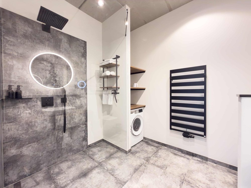 Badezimmer mit bodengleicher Dusche im ELBE.6 Apartment I in Wittenberge