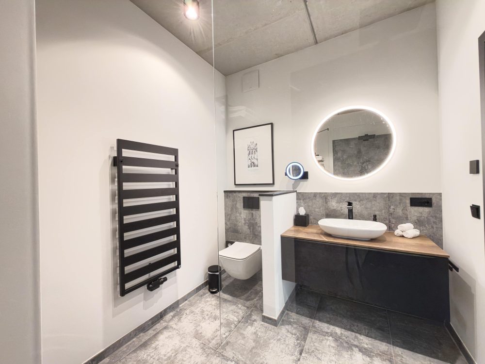 Moderner Waschtisch im Badezimmer im ELBE.6 Apartment I in Wittenberge