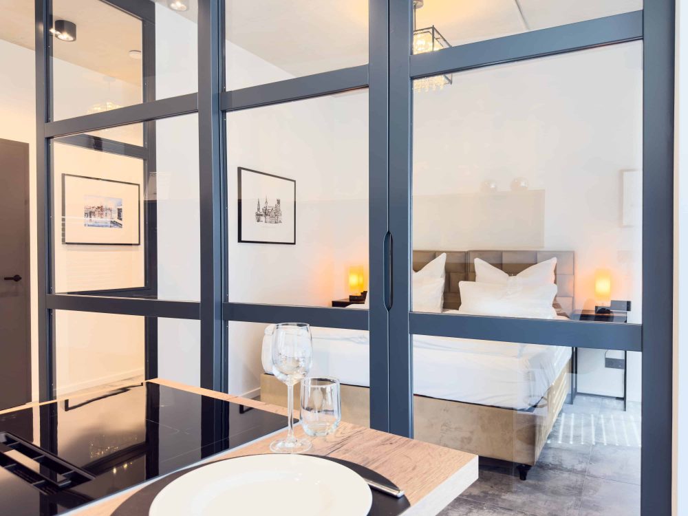 Essbereich mit Blick zum Schlafzimmer im ELBE.6 Apartment I in Wittenberge