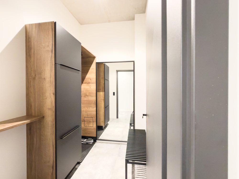Eingangsflur mit Garderobe im ELBE.6 Apartment I in Wittenberge