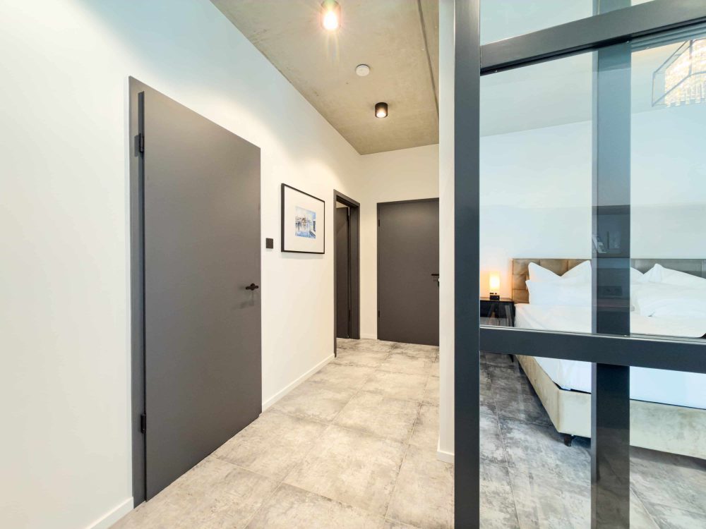Flur mit Zugang zum Schlafzimmer im ELBE.6 Apartment I in Wittenberge