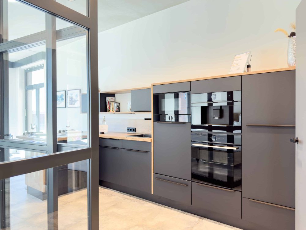 Moderne Küche mit Backofen im ELBE.6 Apartment I in Wittenberge