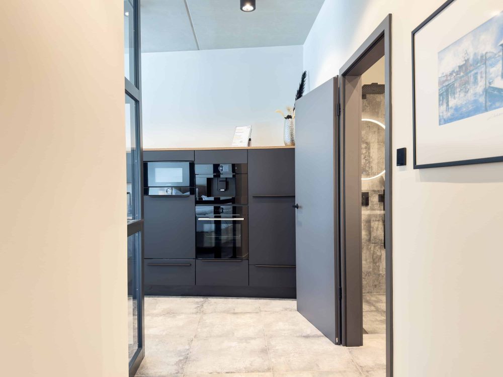Küche mit integriertem Kaffeevollautomaten im ELBE.6 Apartment I in Wittenberge
