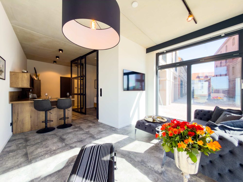 Wohnbereich mit Blick zur Küche im ELBE.6 Apartment I in Wittenberge
