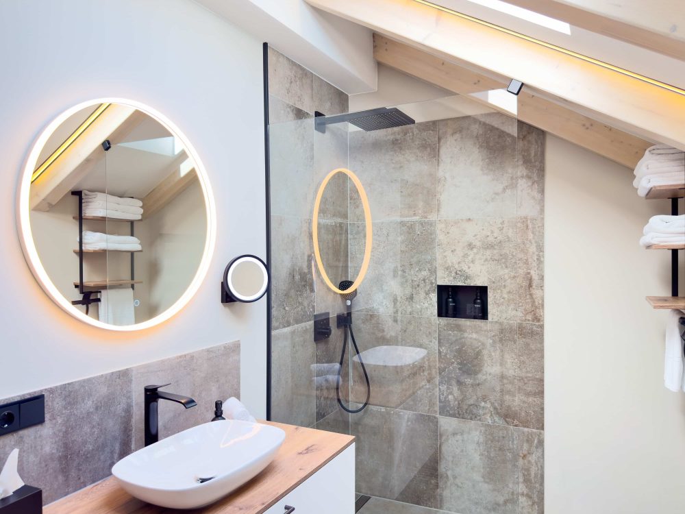 Badezimmer mit bodengleicher Dusche im ELBE.6 Apartment II in Wittenberge