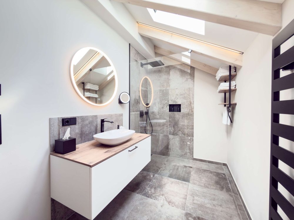Moderner Waschtisch im Badezimmer im ELBE.6 Apartment II in Wittenberge