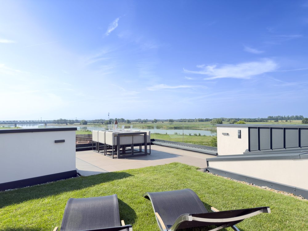 Dachterrasse mit Blick auf die Elbe im ELBE.6 Apartment II in Wittenberge