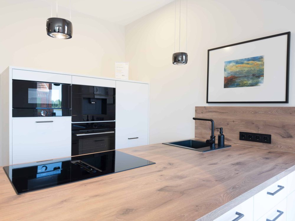 Moderne Küche mit Kochfeld und Herd im ELBE.6 Apartment II in Wittenberge