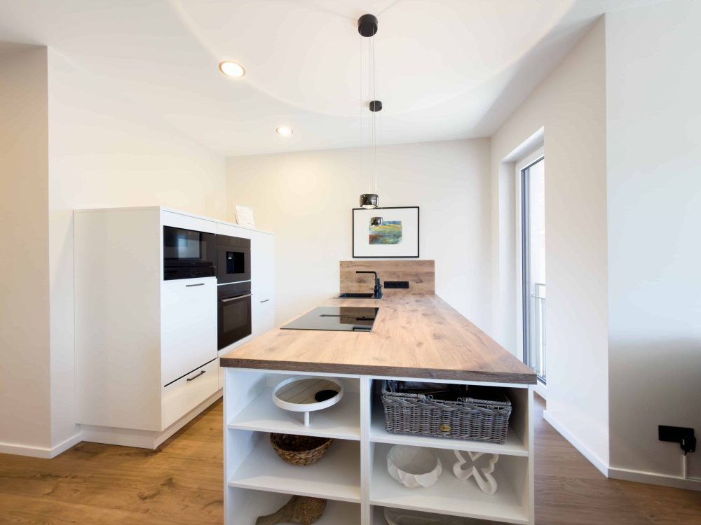 Küche mit Theke und Sitzplätzen im ELBE.6 Apartment II in Wittenberge