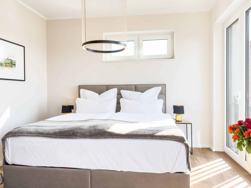 Weitere Ansicht des Schlafzimmers mit Doppelbett im ELBE.6 Apartment II in Wittenberge
