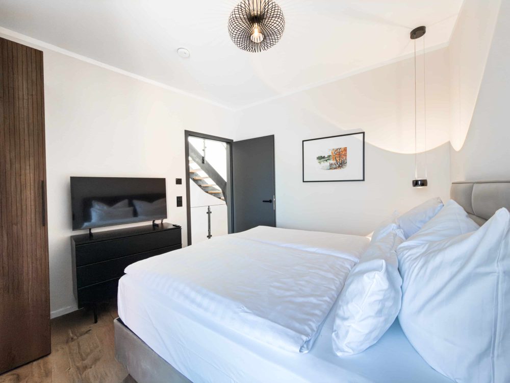 Schlafzimmer mit Doppelbett im ELBE.6 Apartment II in Wittenberge