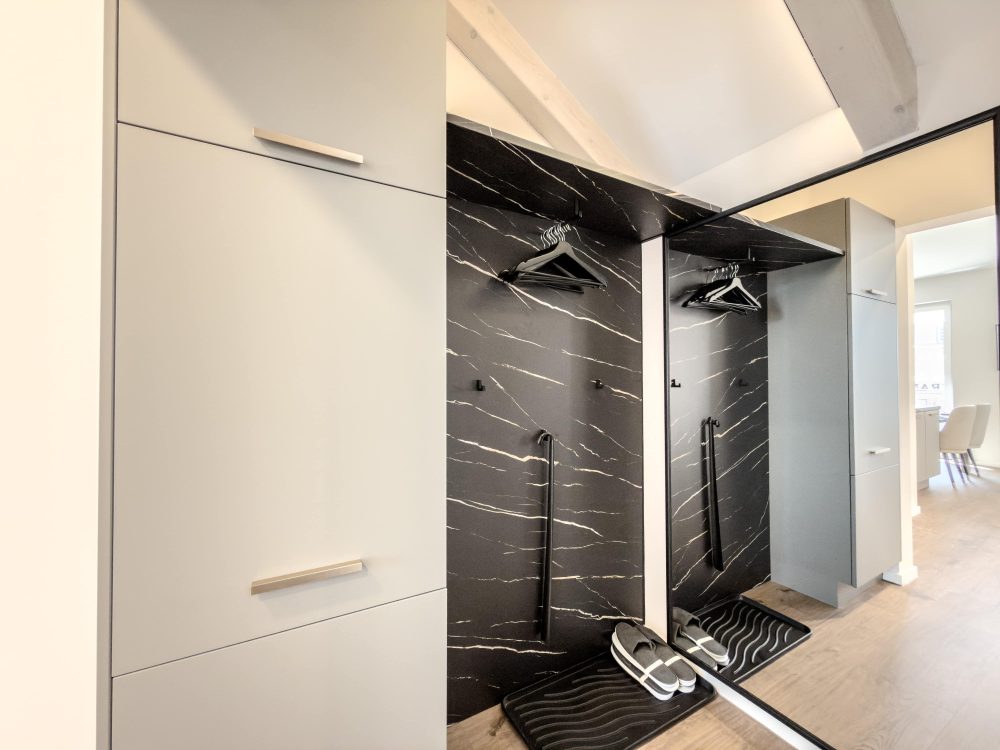 Eingangsbereich mit Garderobe im ELBE.6 Apartment III in Wittenberge