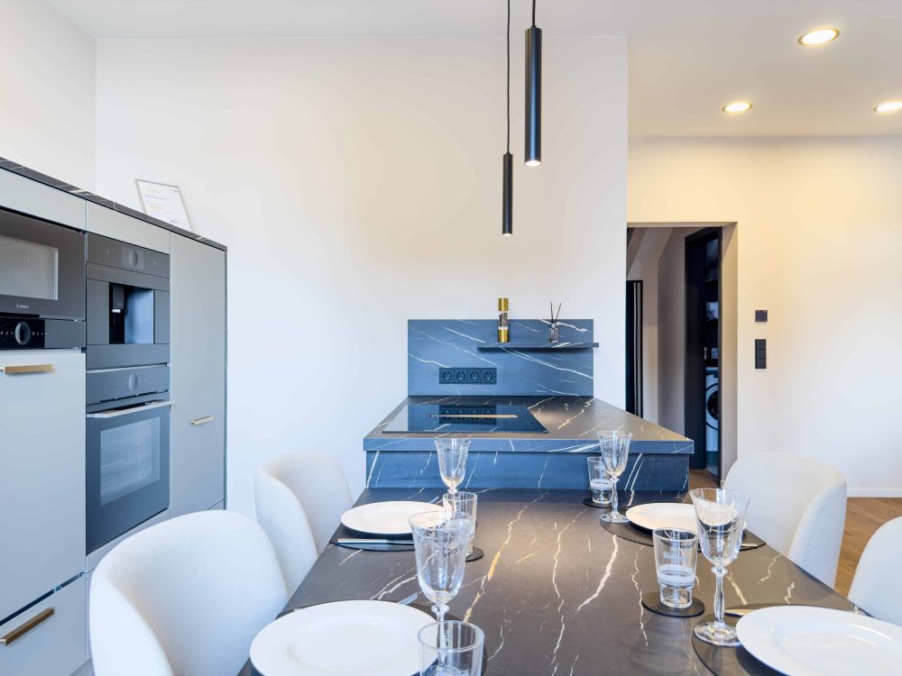 Essbereich mit Blick zur Küche im ELBE.6 Apartment III in Wittenberge